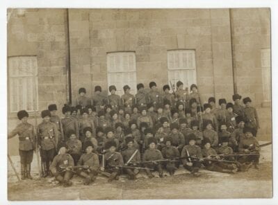Фотография офицера и нижних чинов Кавказского стрелкового полка.